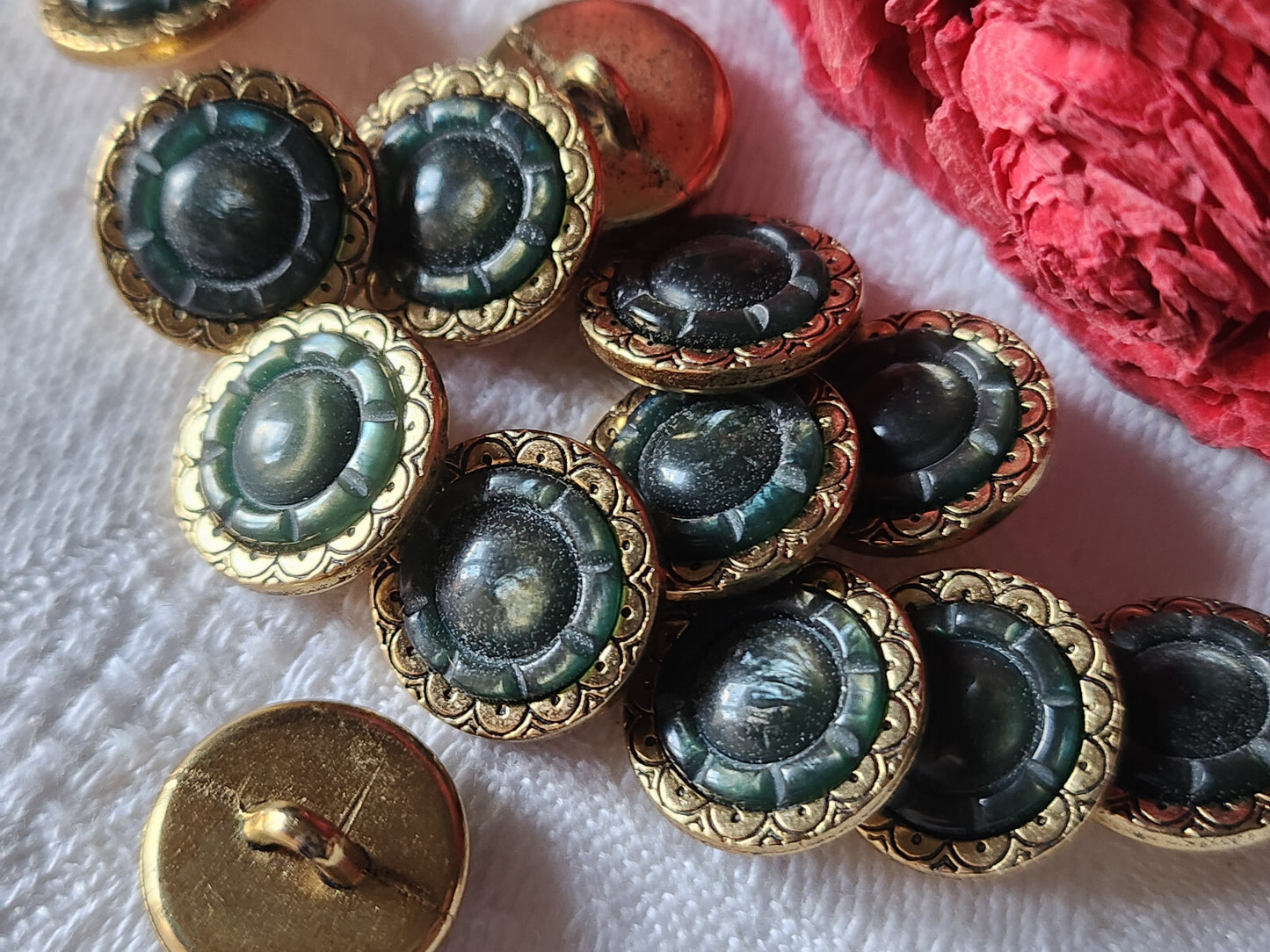 Lot 7 boutons vintage en métal coeur vert gris doré pied 1,3 cm ref 3129