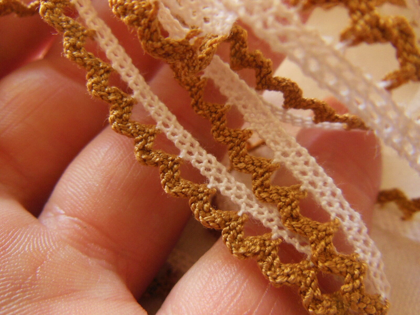 Dentelle ancienne en coton blanche bord marron 5 mètres / 0,7 cm A3