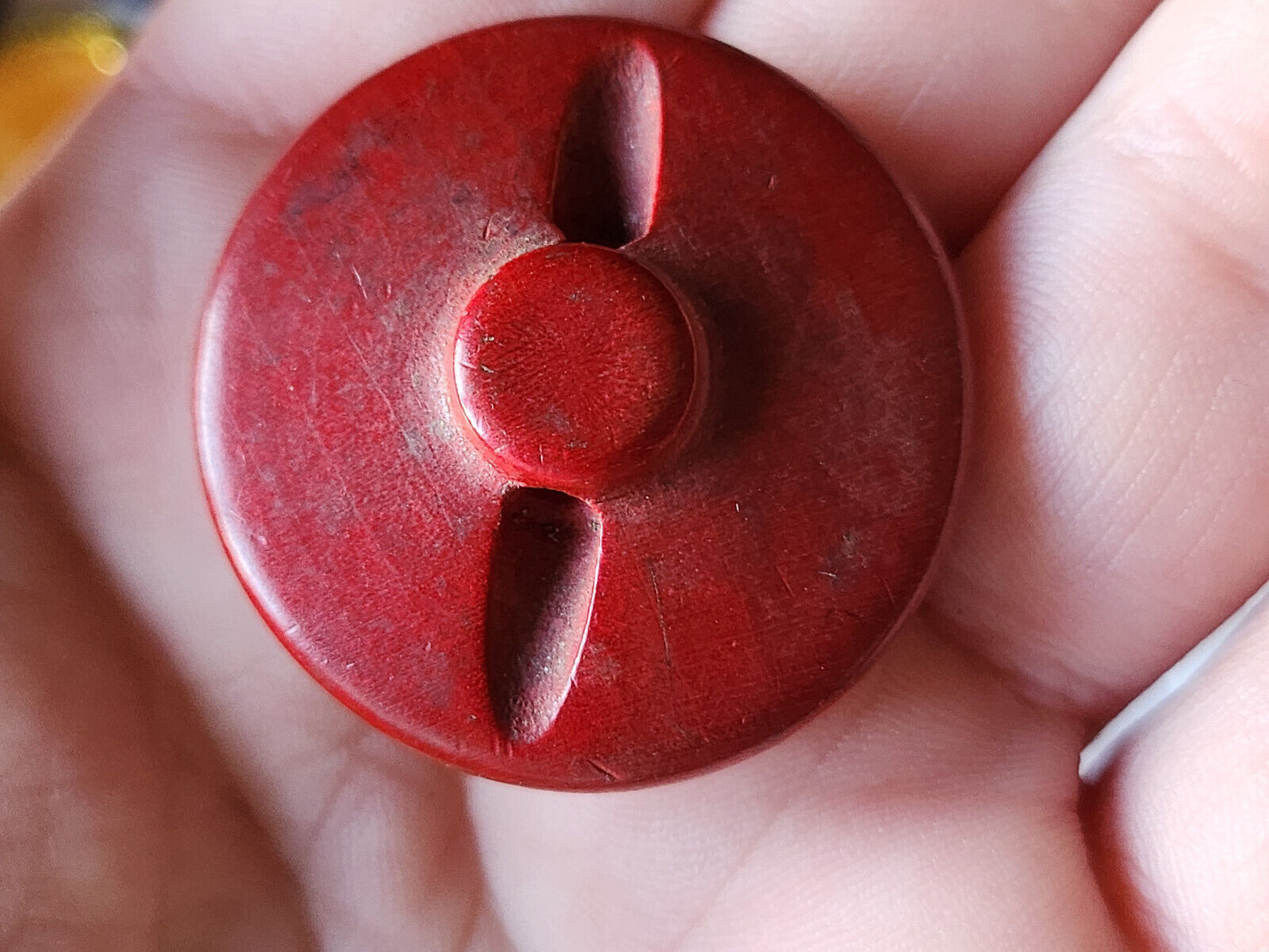 Gros bouton ancien en bois rouge bombé 3,3 cm pied D10T