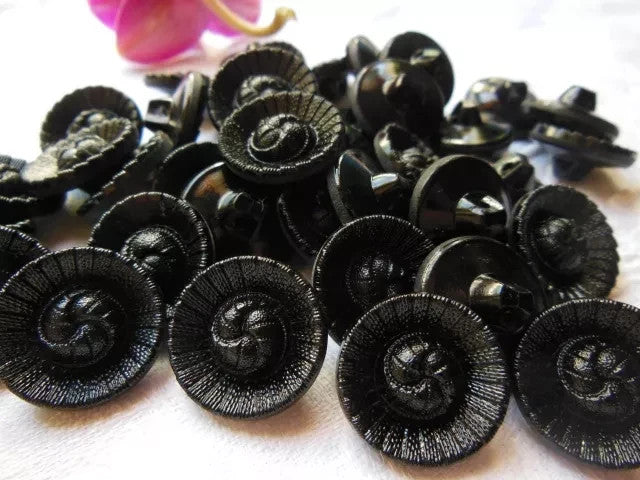 Lot 10 boutons anciens en verre noir travaillé pied effet tissé 1,3 cm ref 3740