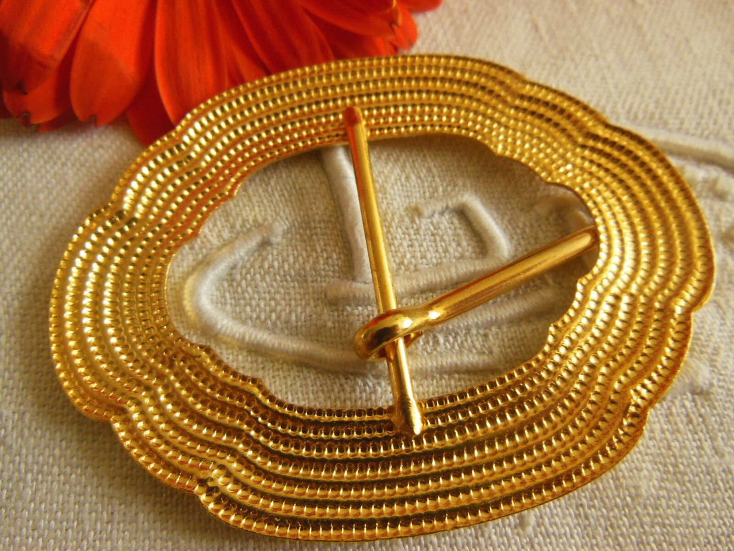 Boucle de ceinture grosse ancienne métal doré 5,5 sur 7,1 cm neuve mercerie