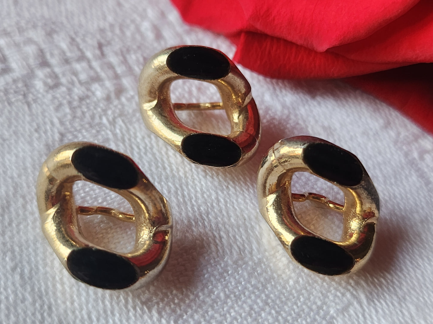 Trio boutons vintage en métal doré maillon noir pied 1,4 sur 1,5 cm G17B