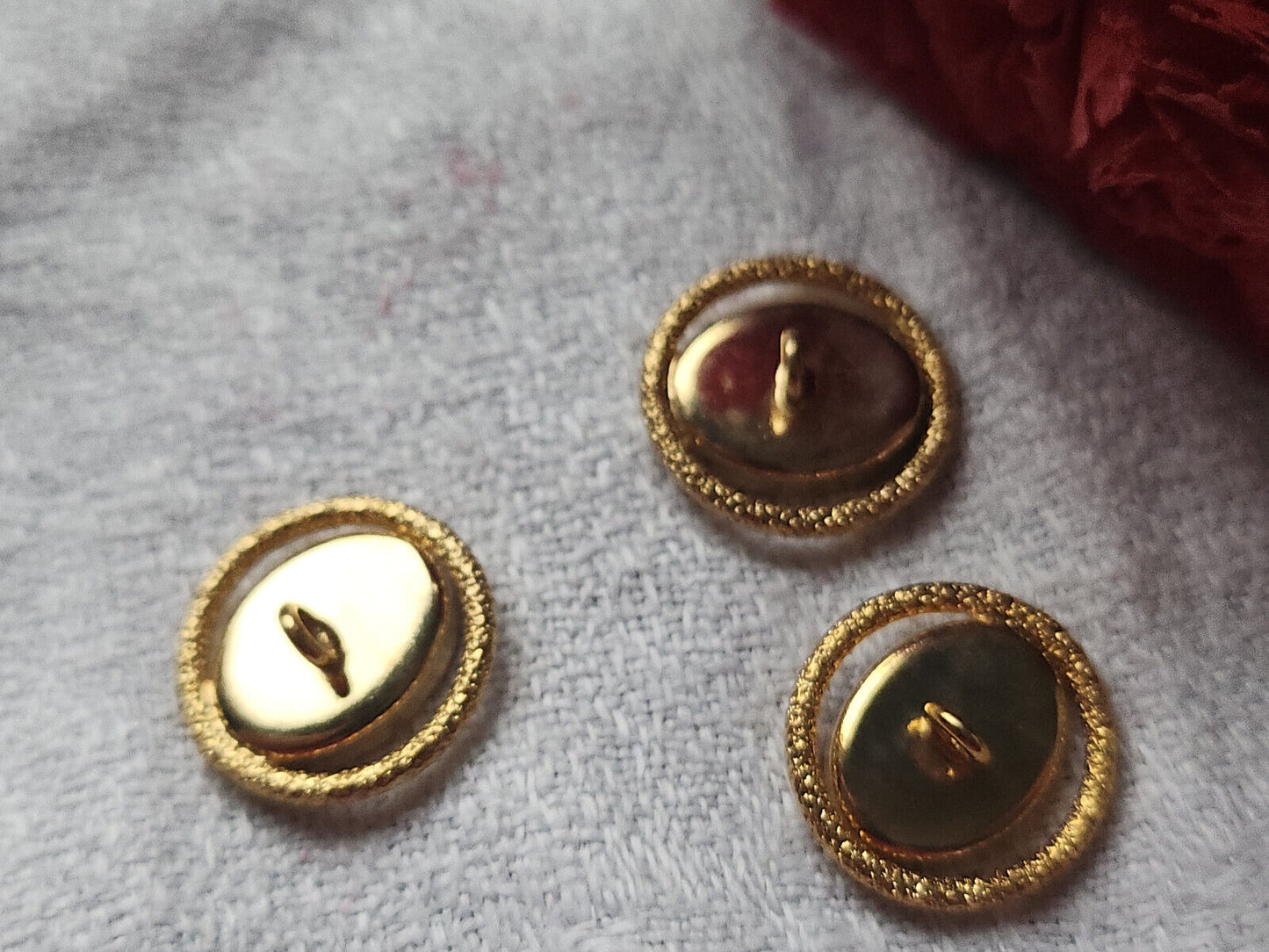 Trio boutons vintage métal coeur rouge ajoué pied 1,5 cm doré G18F