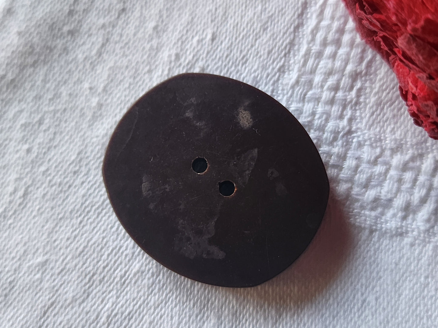 Gros bouton ancien marron bimatiere 3,1 sur 3,5 cm G12F