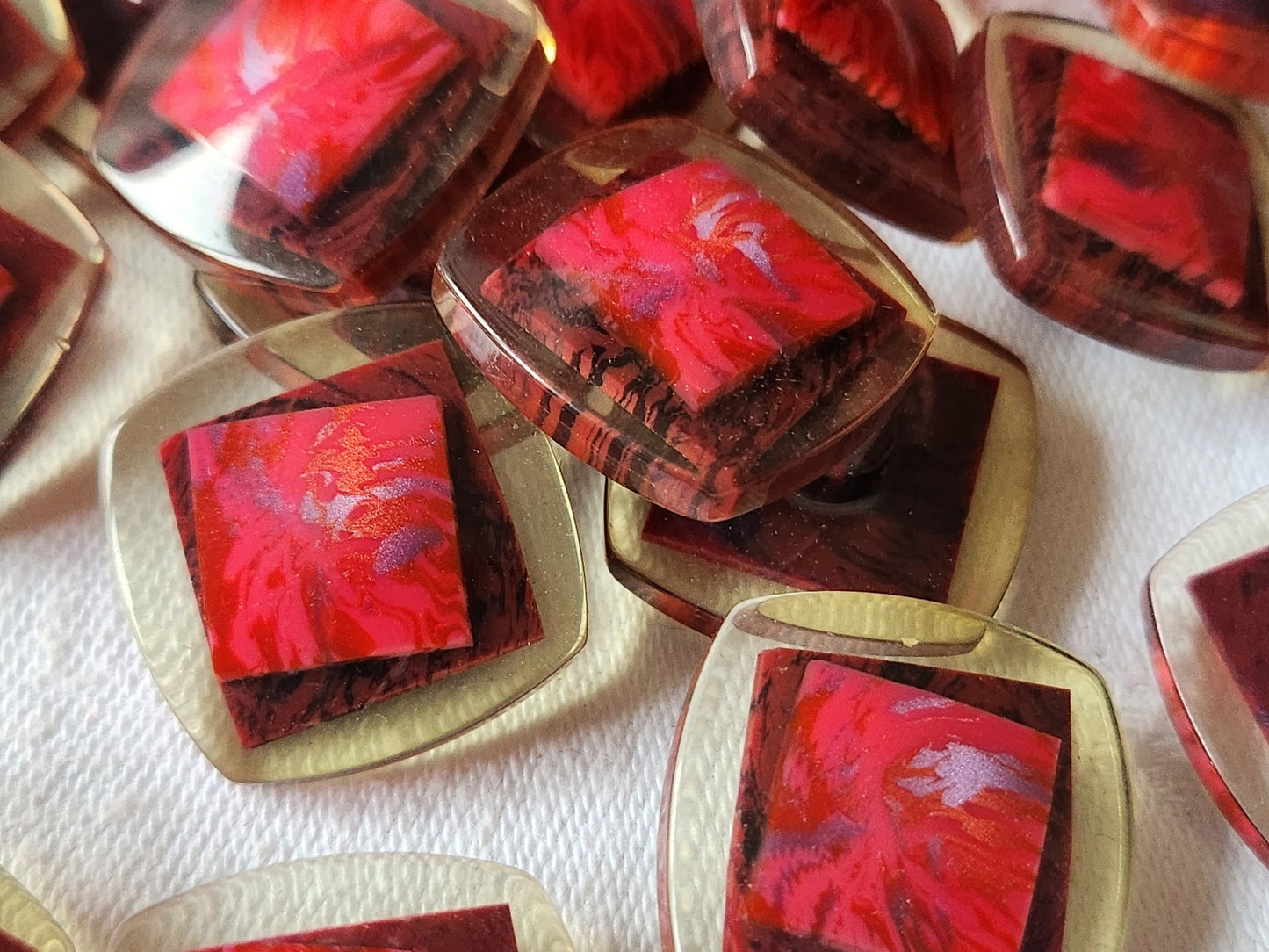 Lot 9 jolis boutons vintage rouge lie de vin pied 2,2 cm ref 2958