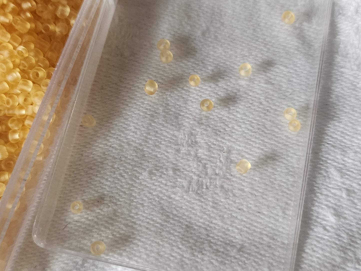 Lot environ 19 grammes de perles de rocaille Couleur???? mat n°10
