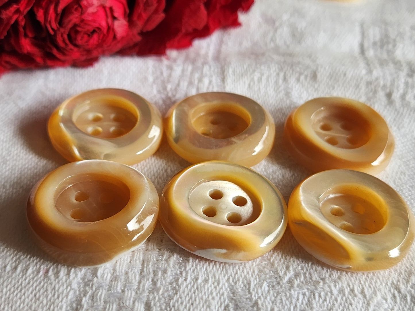 Lot 6 boutons anciens en nacre beige épais bord 2,2 cm lourd ref 5986