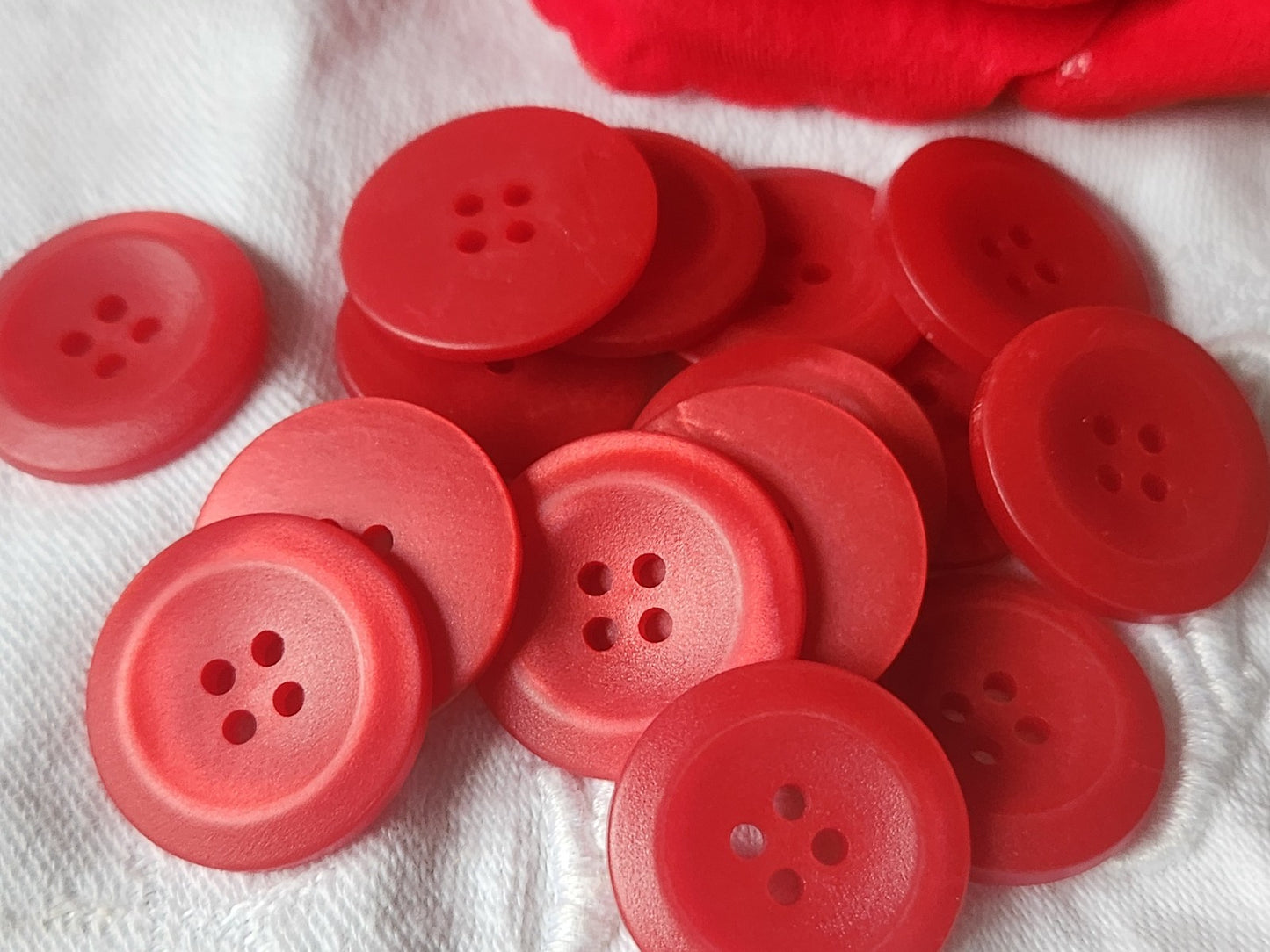 Lot 14 boutons vintage rouge mat 2,3 cm trous ref 5186
