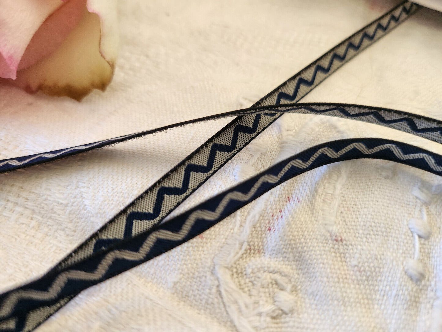 Galon fin motif gris bleu blanc zigzag 5 mètres sur 0,5 cm A2