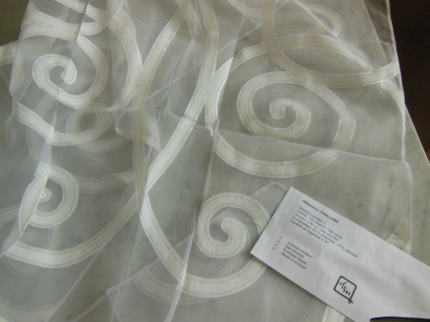 Coupon tissu superbe voilage blanc arabesque vert 96 cm sur 1 m 10 B3