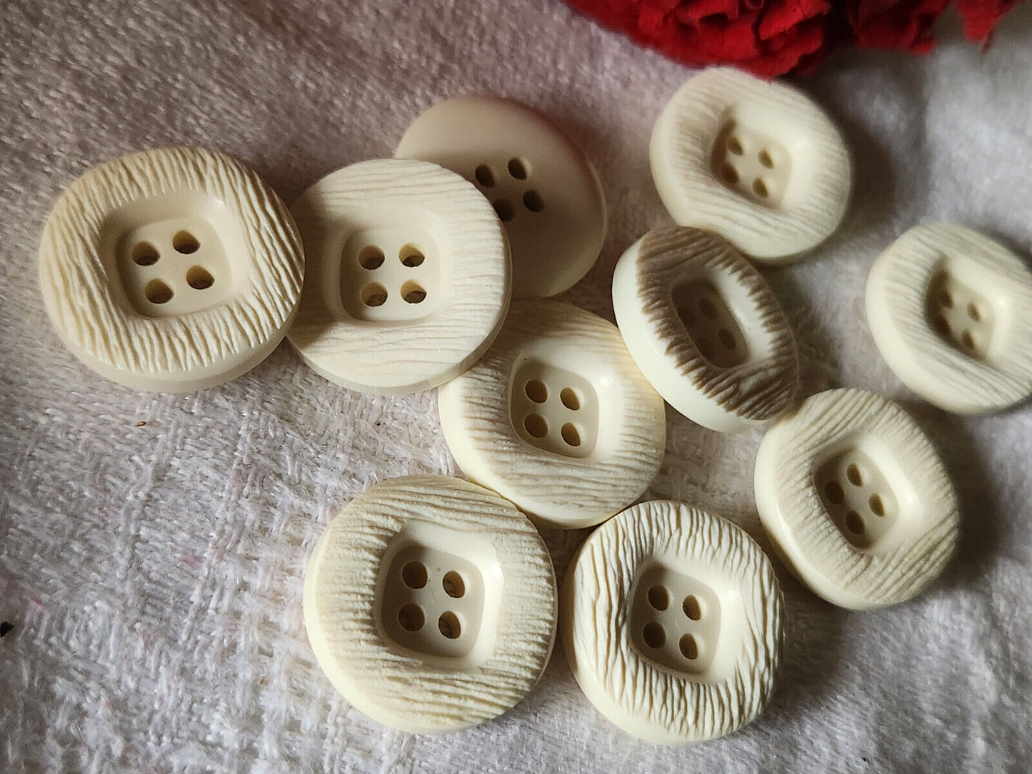 Lot 10 boutons vintage créme strié trous 1,8 cm ref 2903
