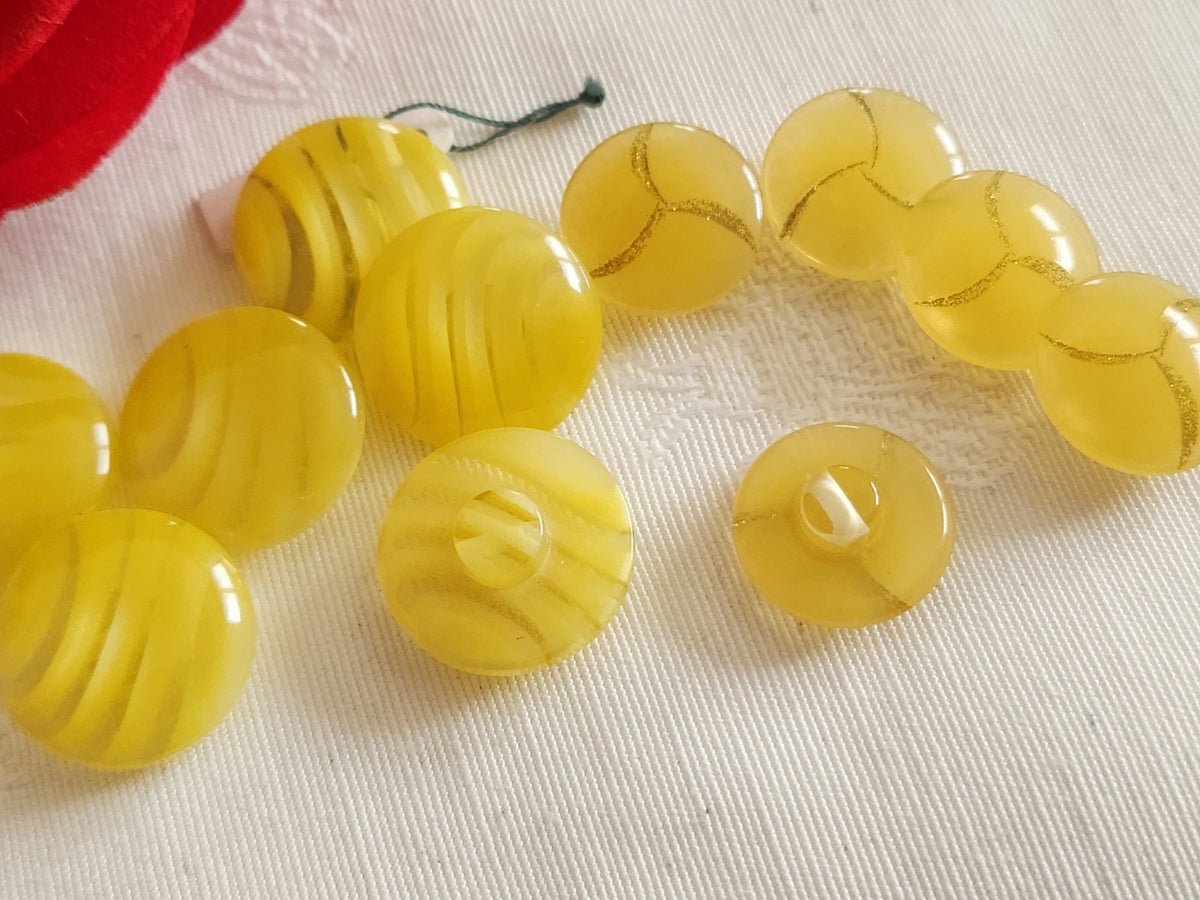 Lot 11 boutons vintage jaune pied 2 séries 1,5 et 1,8 cm ref 6333