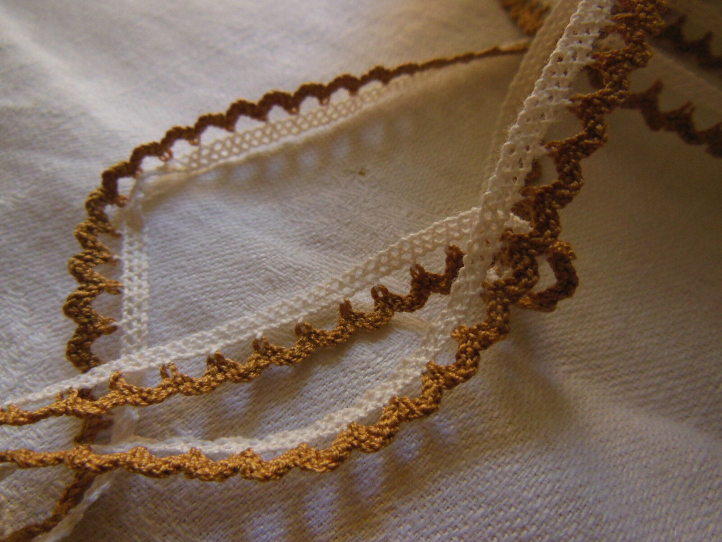 Dentelle ancienne en coton blanche bord marron 5 mètres / 0,7 cm A3