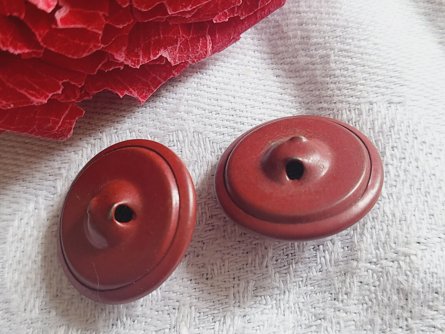 Duo petits boutons anciens en métal rouge collection diamètre 1,7 cm D17C