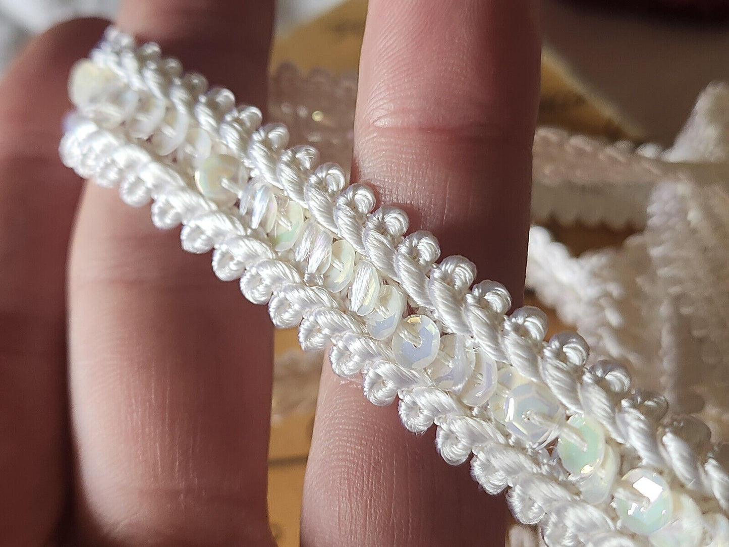 Galon vintage blanc satiné rehaussé de sequin 2 mètres sur 1,6 cm A2