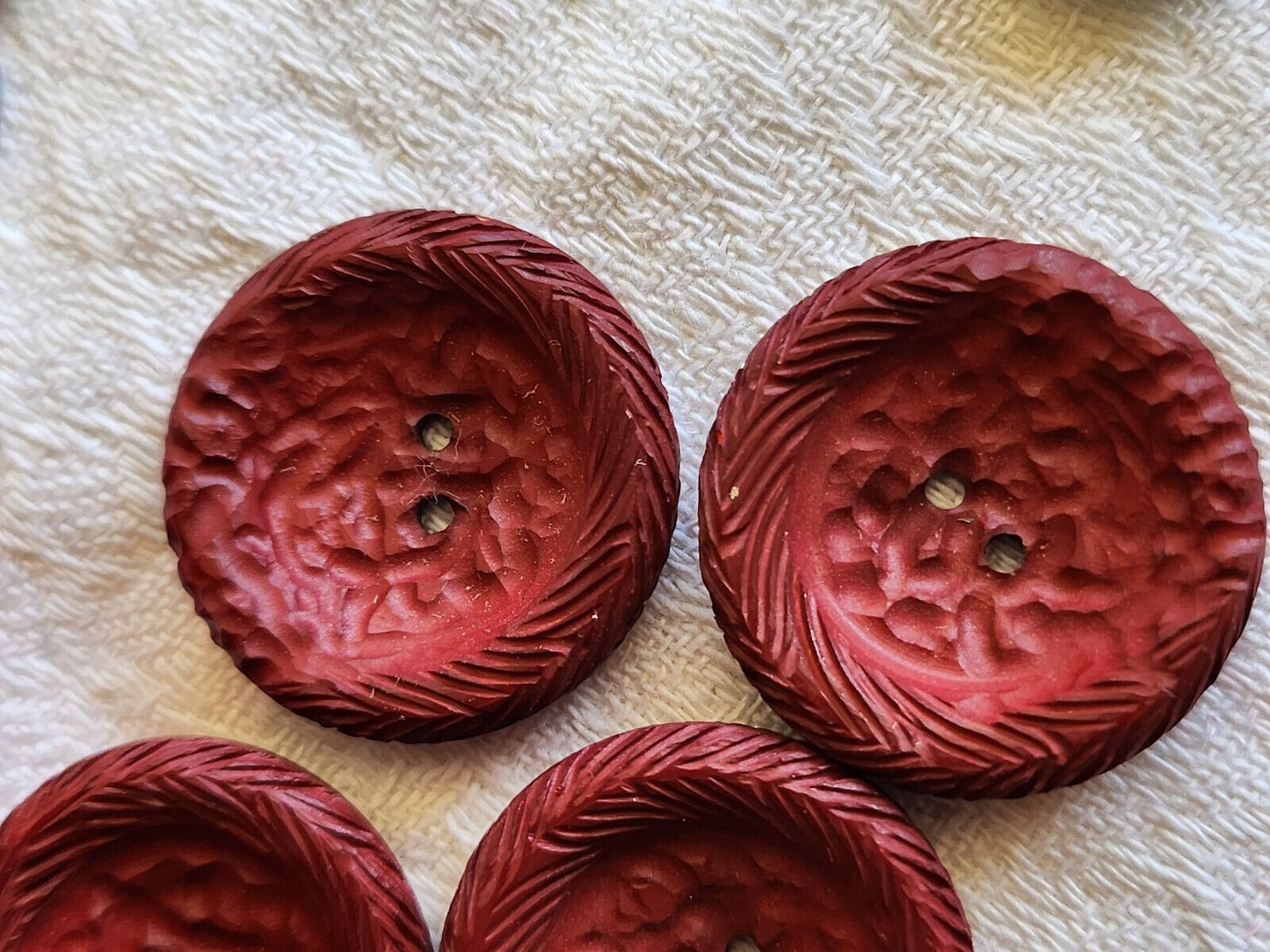 Lot 4 boutons vintage rouge mat à trou travaillé 2,5 cm ref 5656