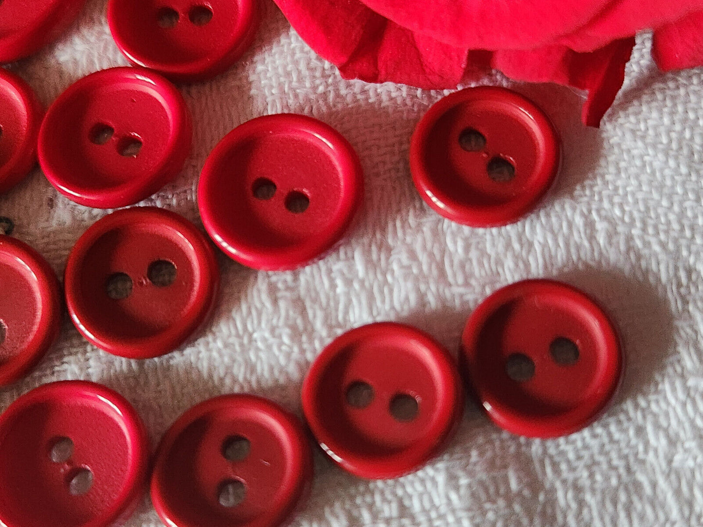 Lot 21 boutons vintage rouge panaché trous 1,1 à 1,5 cm ref 806