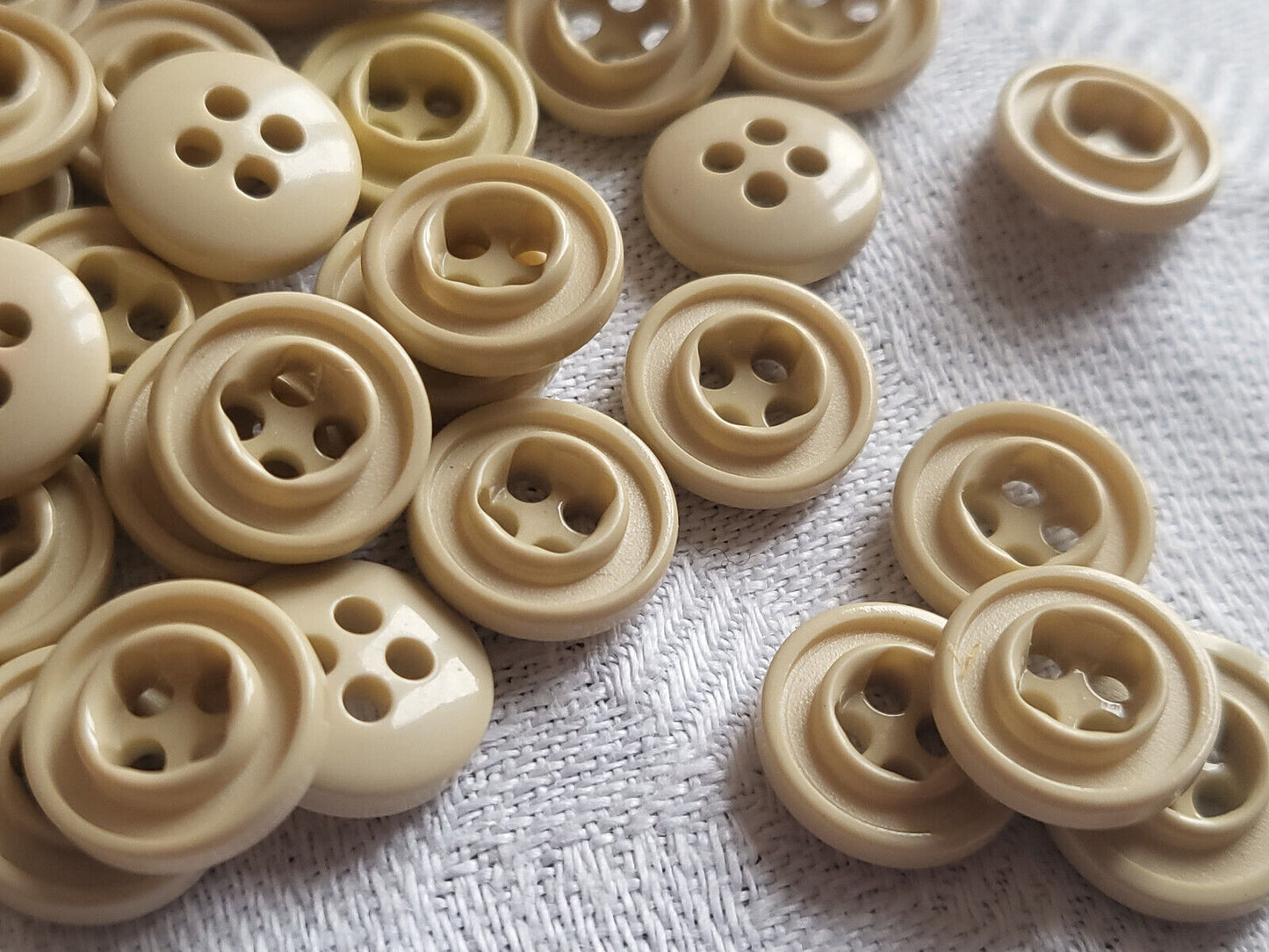 Lot 30 petits boutons vintage beige écru travaillé 4 trous 1,1 cm ref 1135