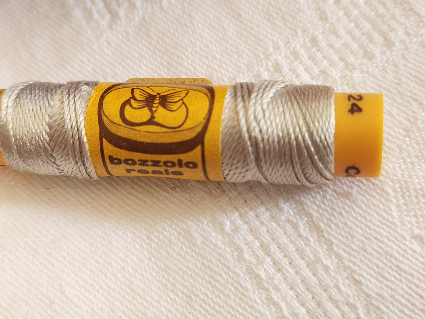 Bobine ancienne pur fil de soie vintage gris trés clair broderie n°216 T5