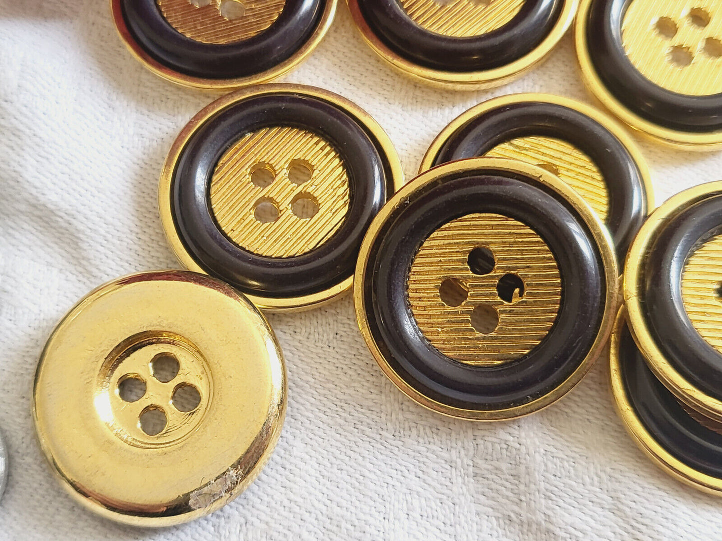 Lot 8 boutons vintage en métal doré lourd noir à trou 2,2 cm ref 5936