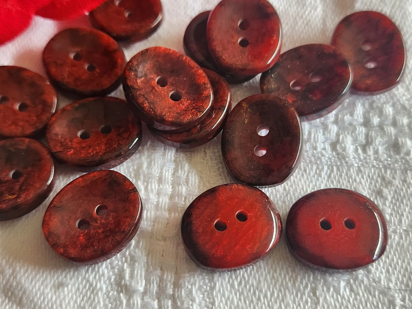 Lot 14 petits boutons vintage rouge moucheté ovale 1,2 sur 1,4 cm ref 2818