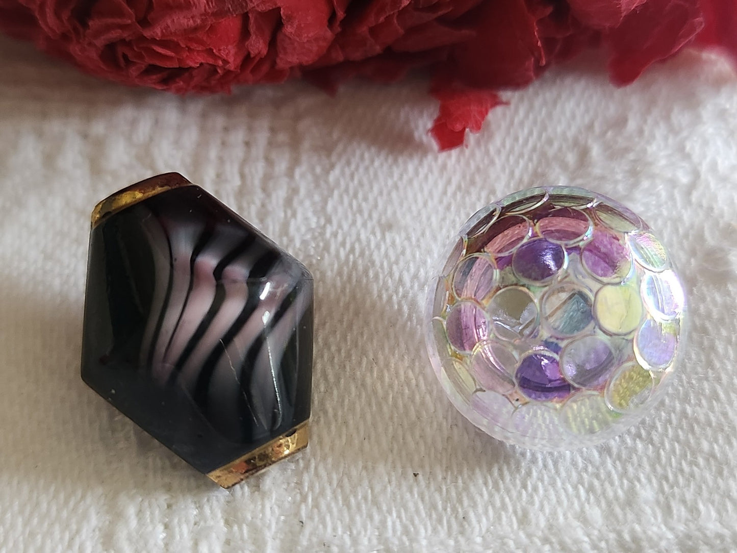 Duo boutons vintage en verre violet 1,4 sur 1 ,8 et 1,6 cm G7O