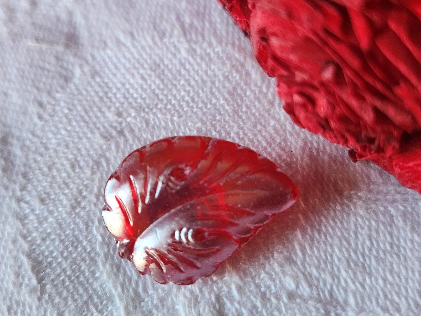 Bouton vintage en verre collection forme feuille 1,5 sur 2 cm D11F