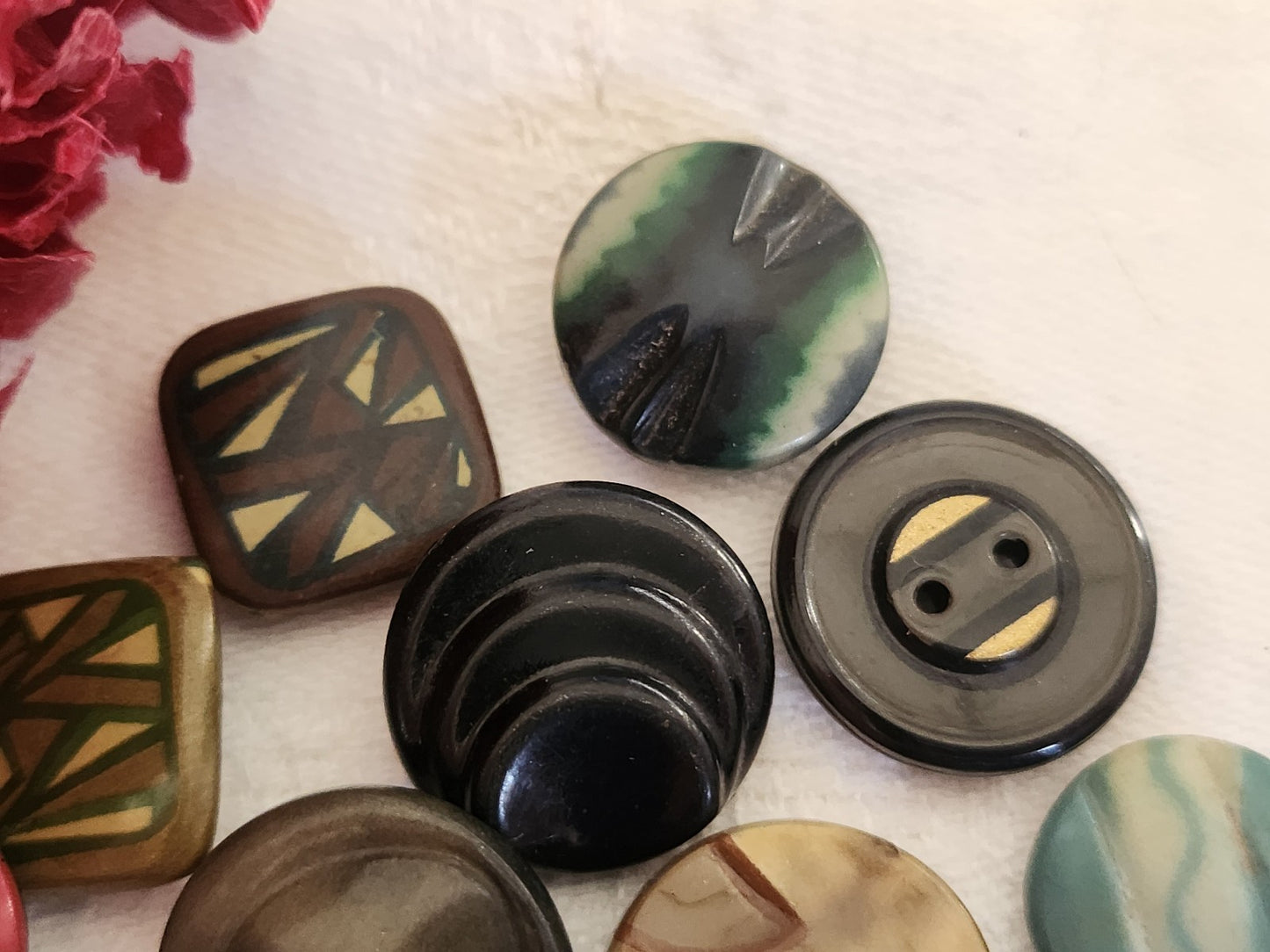 Lot 12 boutons anciens en celluloid panaché collection 1,3 à 1,8 cm ref 5930