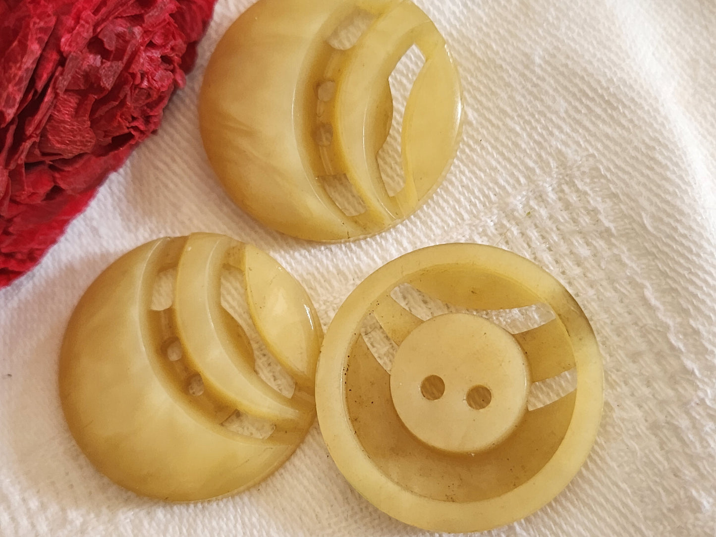 Trio boutons vintage beige ajouré 2,6 cm marbré ref 293