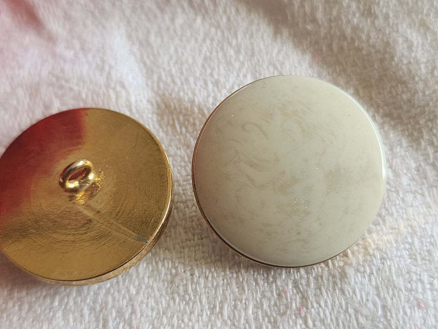 Duo superbes boutons vintage en métal créme veiné pied 2,1 cm ref 1175