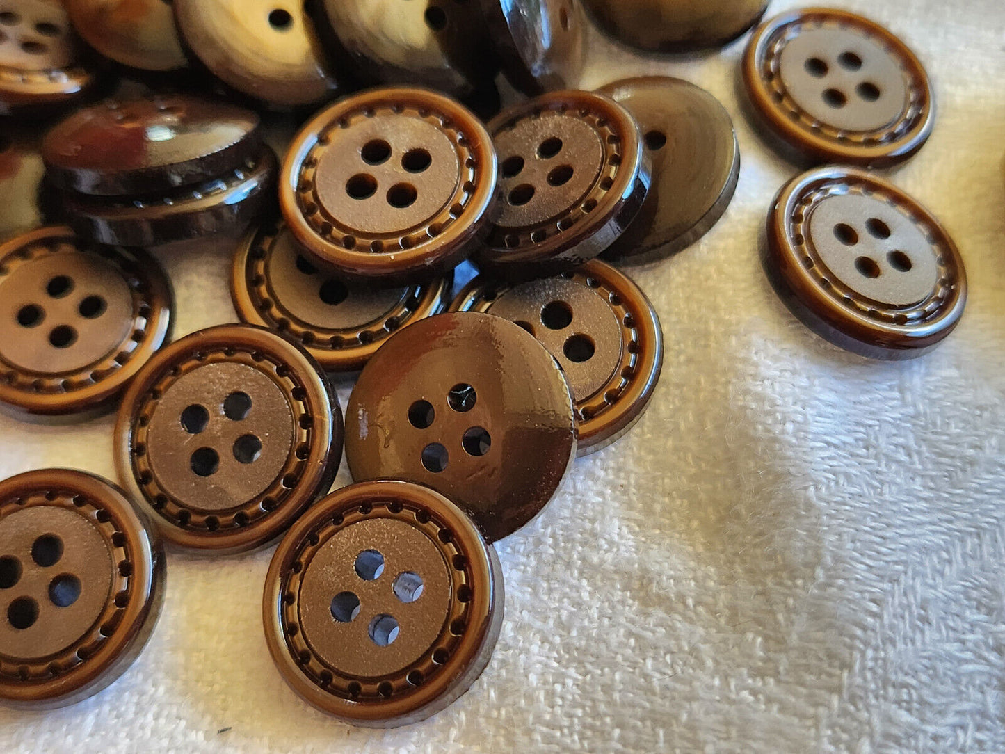Lot 31 petits boutons vintage marron pourtour chainette trous 1,4 cm ref 1585