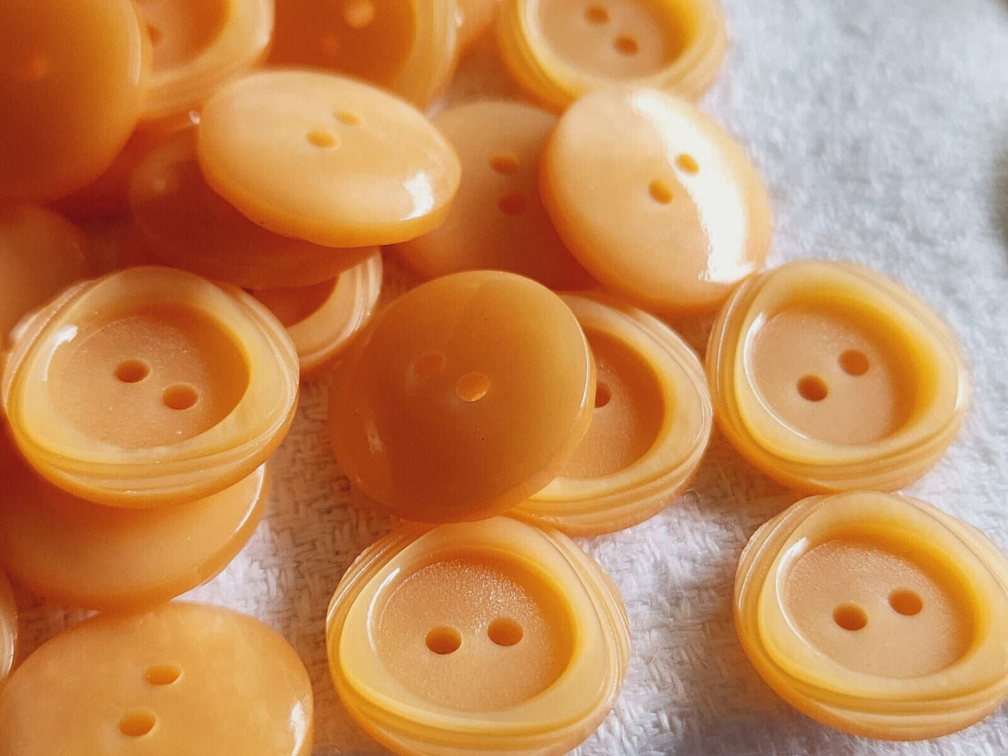 Lot 28 petits boutons vintage saumon orange 1,5 cm à trous ref 1312