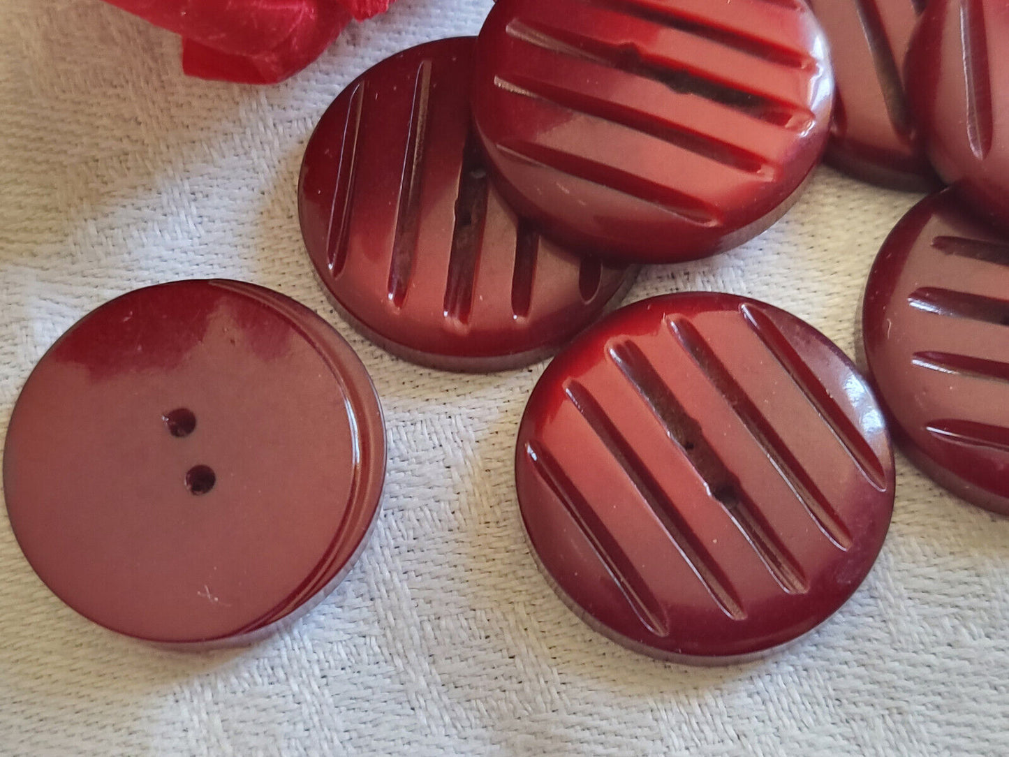 Lot 8 boutons vintage rouge marbré strié ajouré diamètre 2,1 cm ref 1254
