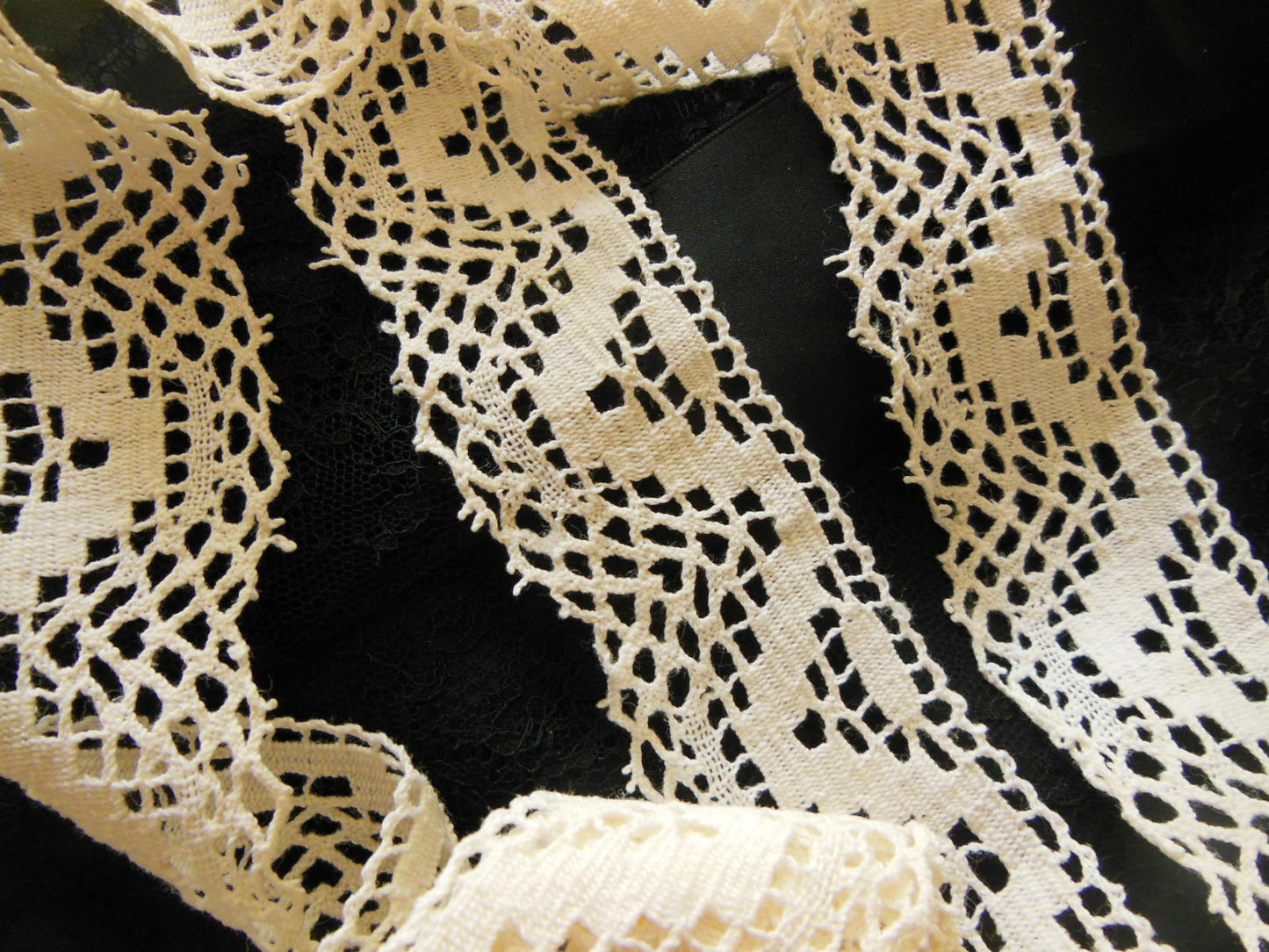 Dentelle ancienne large 1 mètre 50 sur 3,9 cm T1-37