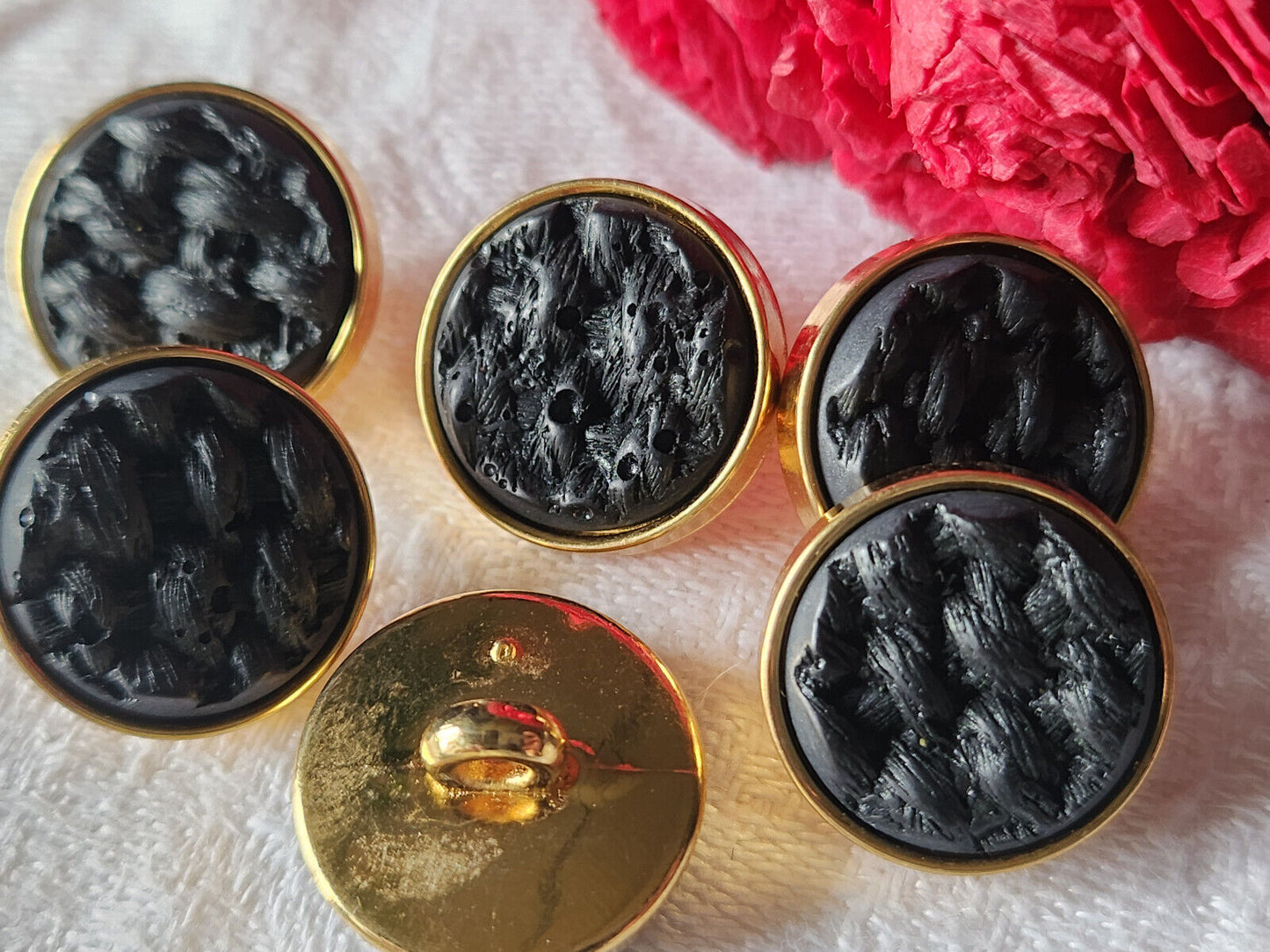 Lot 6 boutons doré acrylique pied noir coeur effet charbon 1,8 cm ref 1674