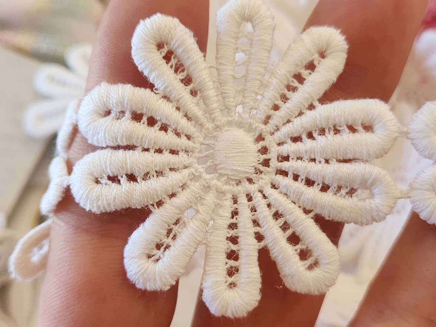 Lot 5 anciennes applications vintage fleur blanche diamètre 5,5 cm A2