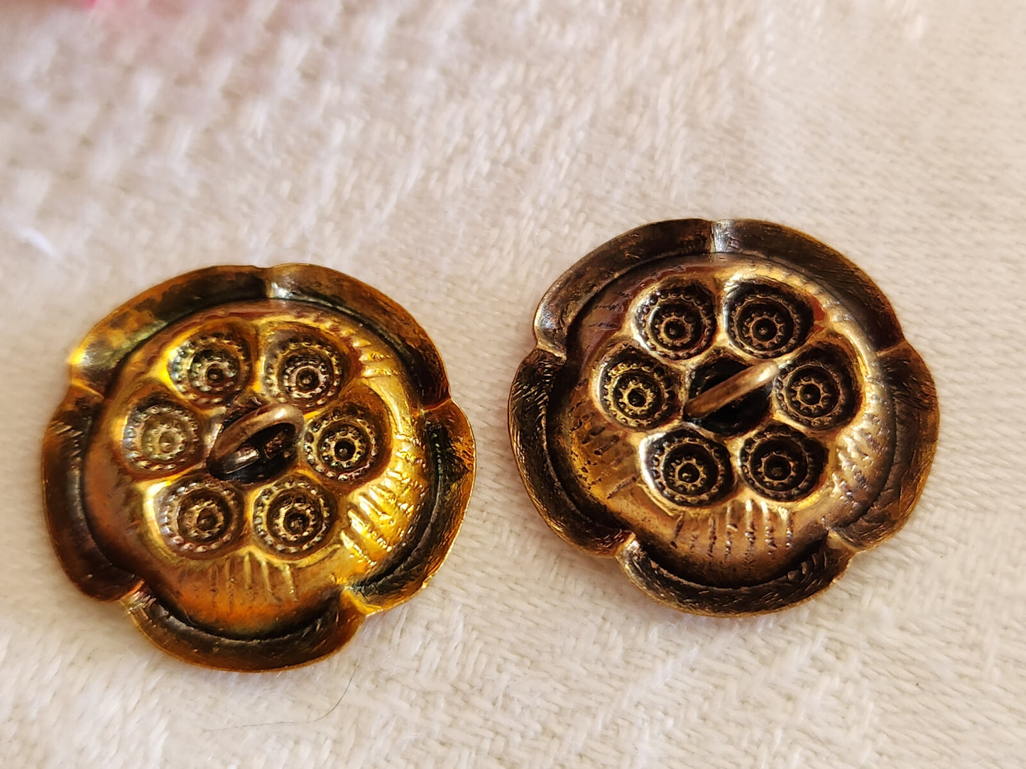 Duo boutons anciens en metal travaillé bijoux 2 cm G10B