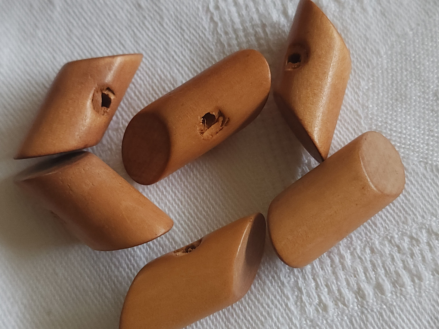 Lot 6 boutons anciens en bois biseauté au max 2,8 sur 1,1 cm ref 5283
