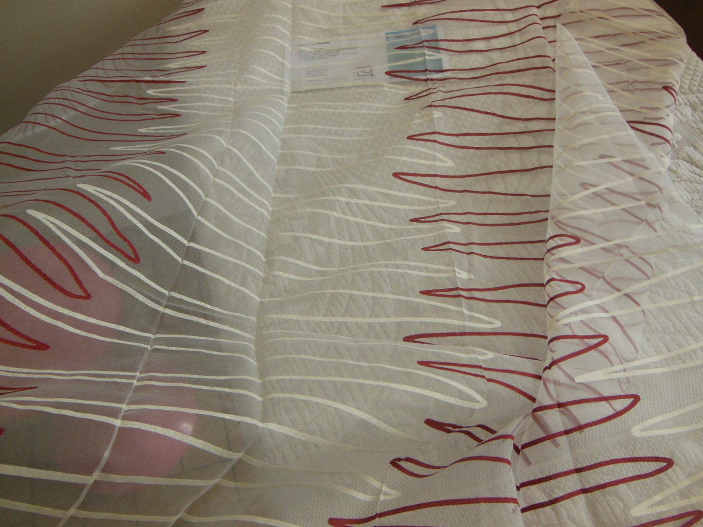 Coupon tissu voilage zig zag blanc lie de vin/ rouge 98 cm sur 1 m 09 B3