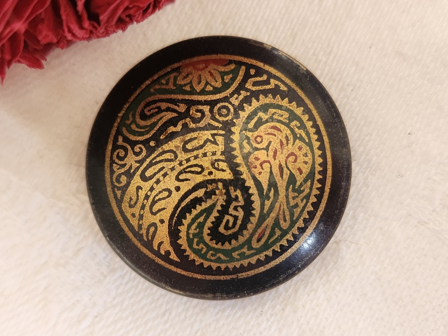 bouton ancien en celluloïd motif fond noir à pied 2,6 cm D7L