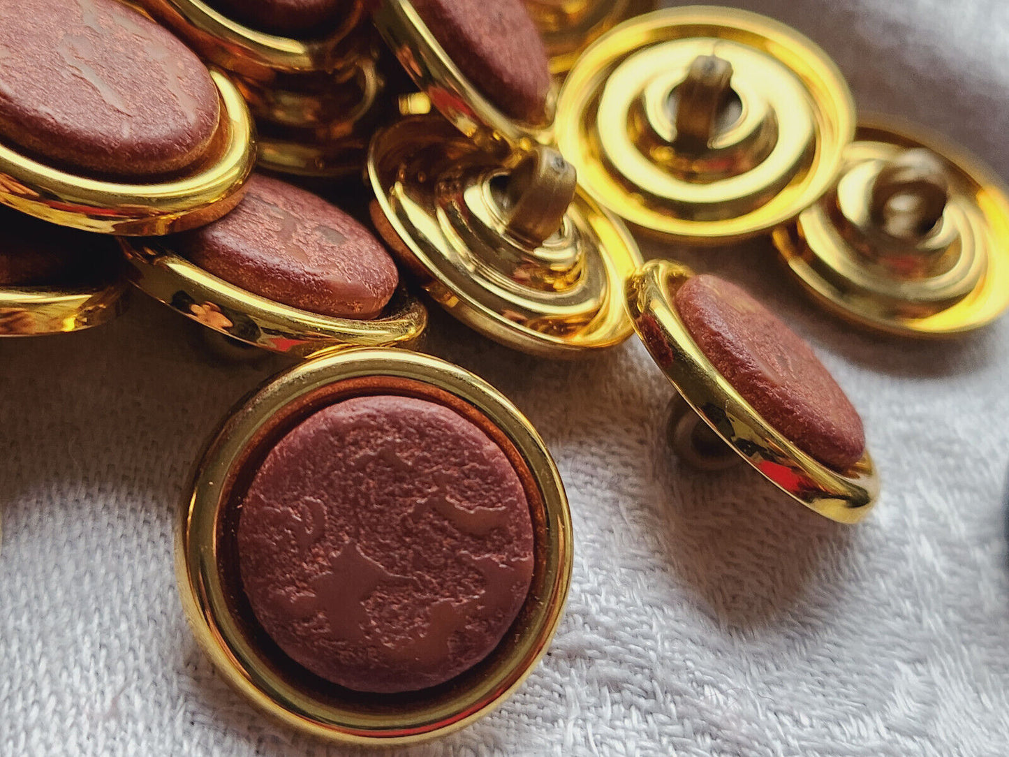 Lot 6 boutons vintage marron rouge pourtour métal pied 2,1 cm ref 388