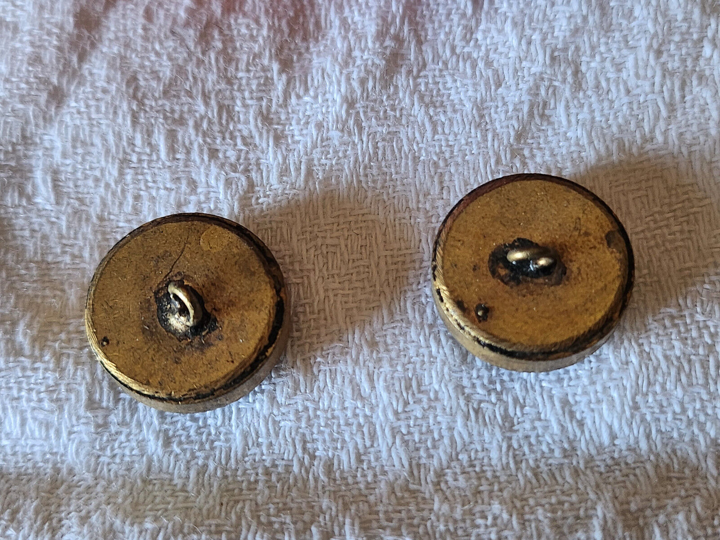 Duo boutons anciens en nacre marron cuivré et métal doré 1,7 cm D2B