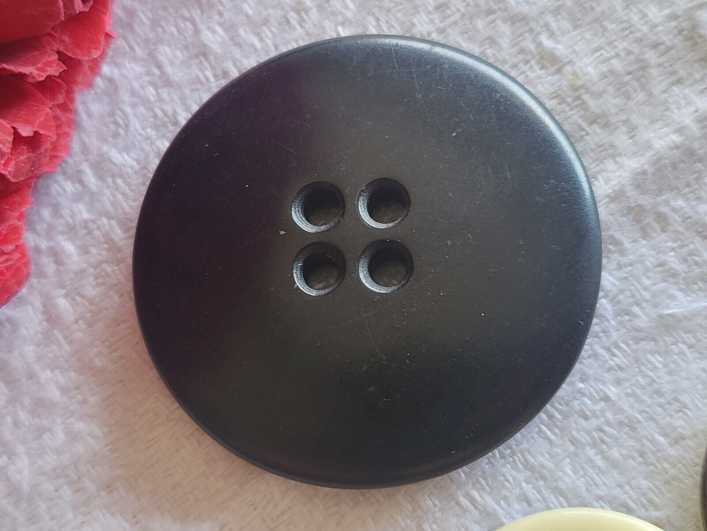 Gros bouton ancien noir mat travaillé relief diamètre 3,4 cm G15K