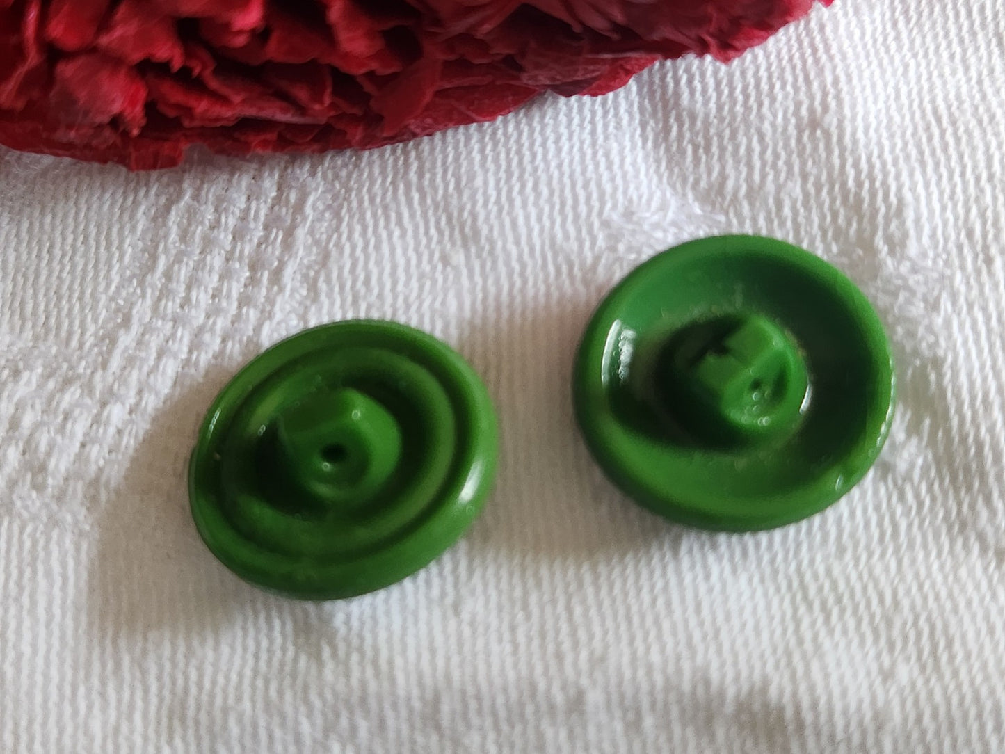 Duo boutons vintage en verre teinte verte travaillé 1,8 cm G19B