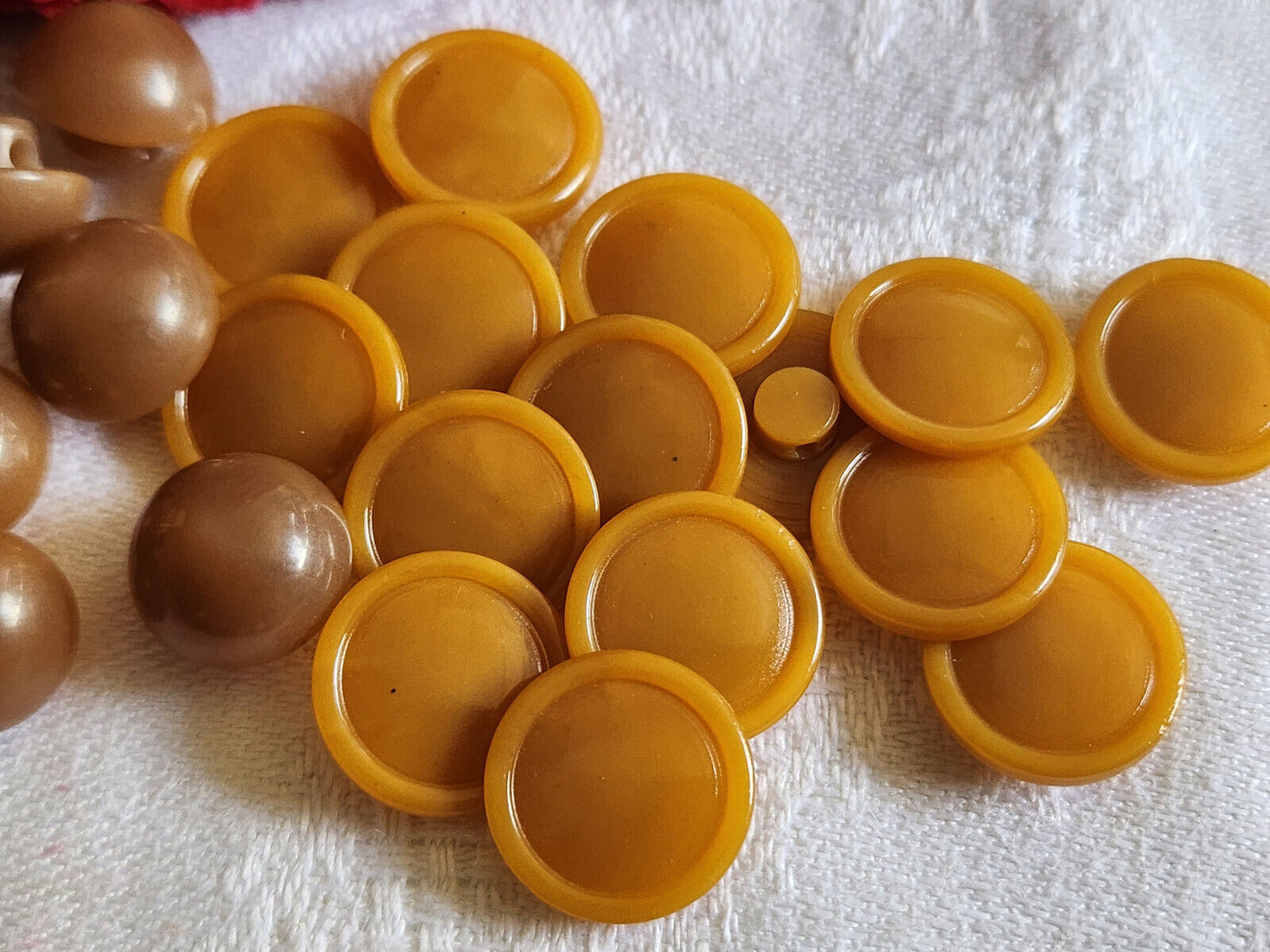 Lot 23 boutons vintage 2 series marron petits pied 1,1 et 1,3 cm ref 1036