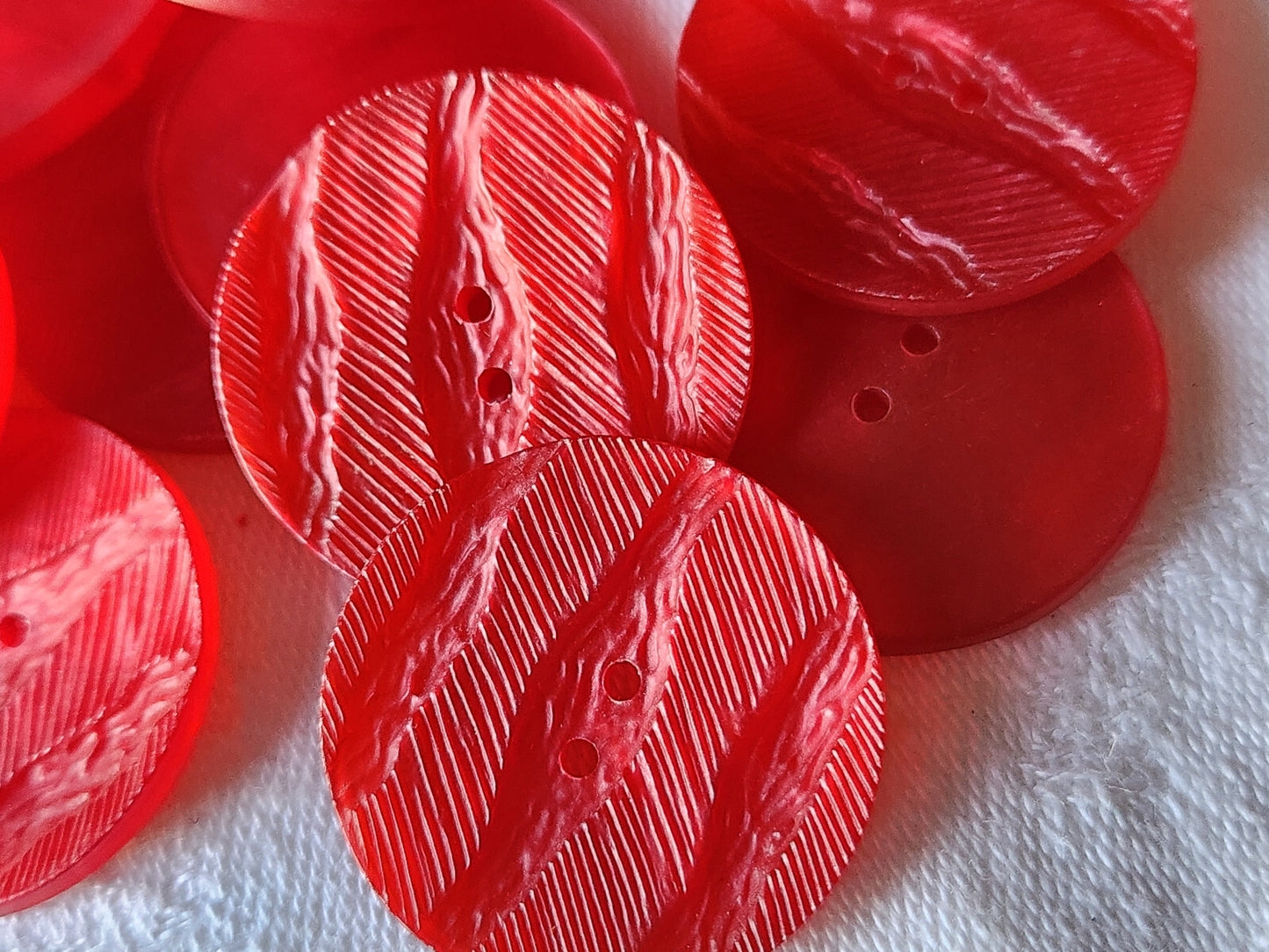 Lot 6 boutons vintage rouge texturé 2,8 cm à trous ref 823
