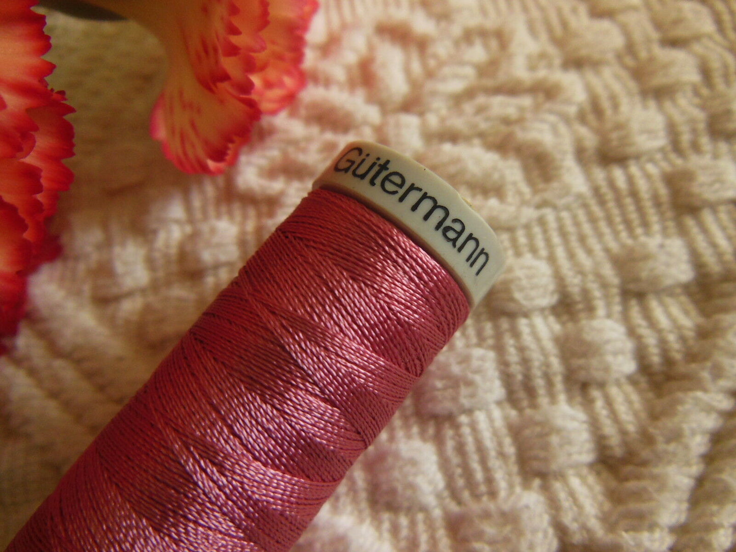 Bobine fil à broder Gutermann 200 m rose lumineux col 4845 couture