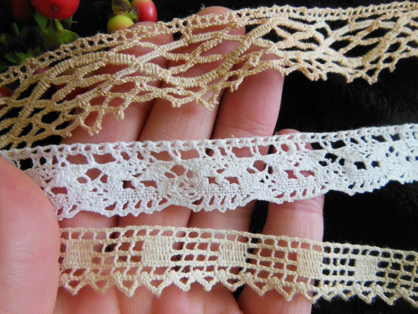 Lot 3 petits coupons de dentelle ancienne T1-13