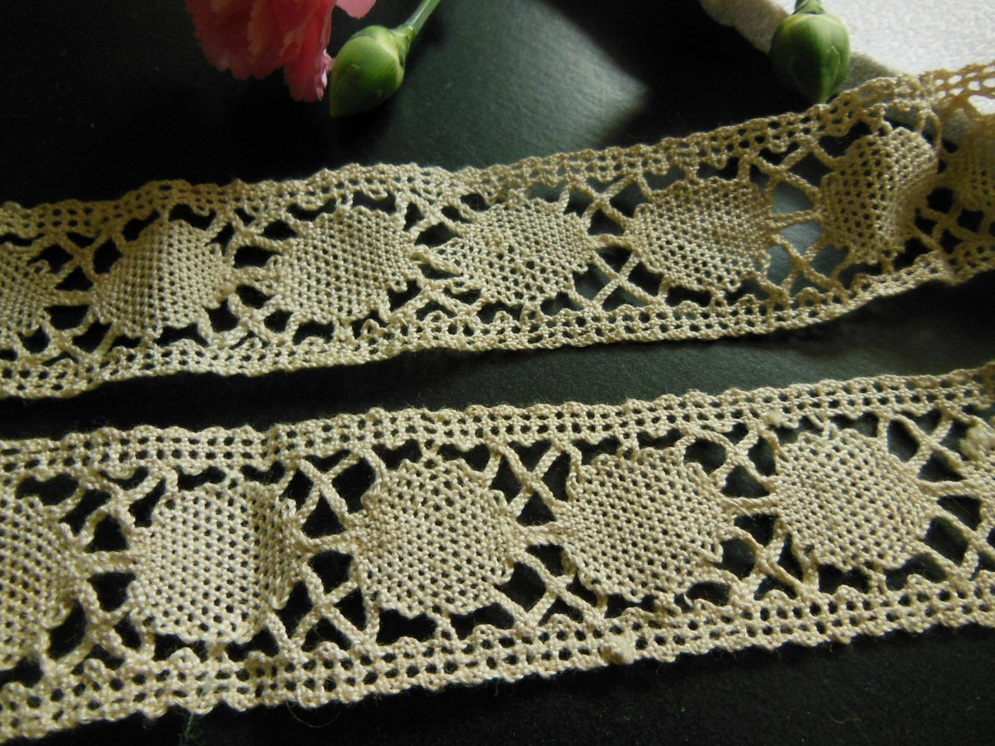 Dentelle large ancienne entre deux petit coupon 90 cm sur 3,2 cm T1-51