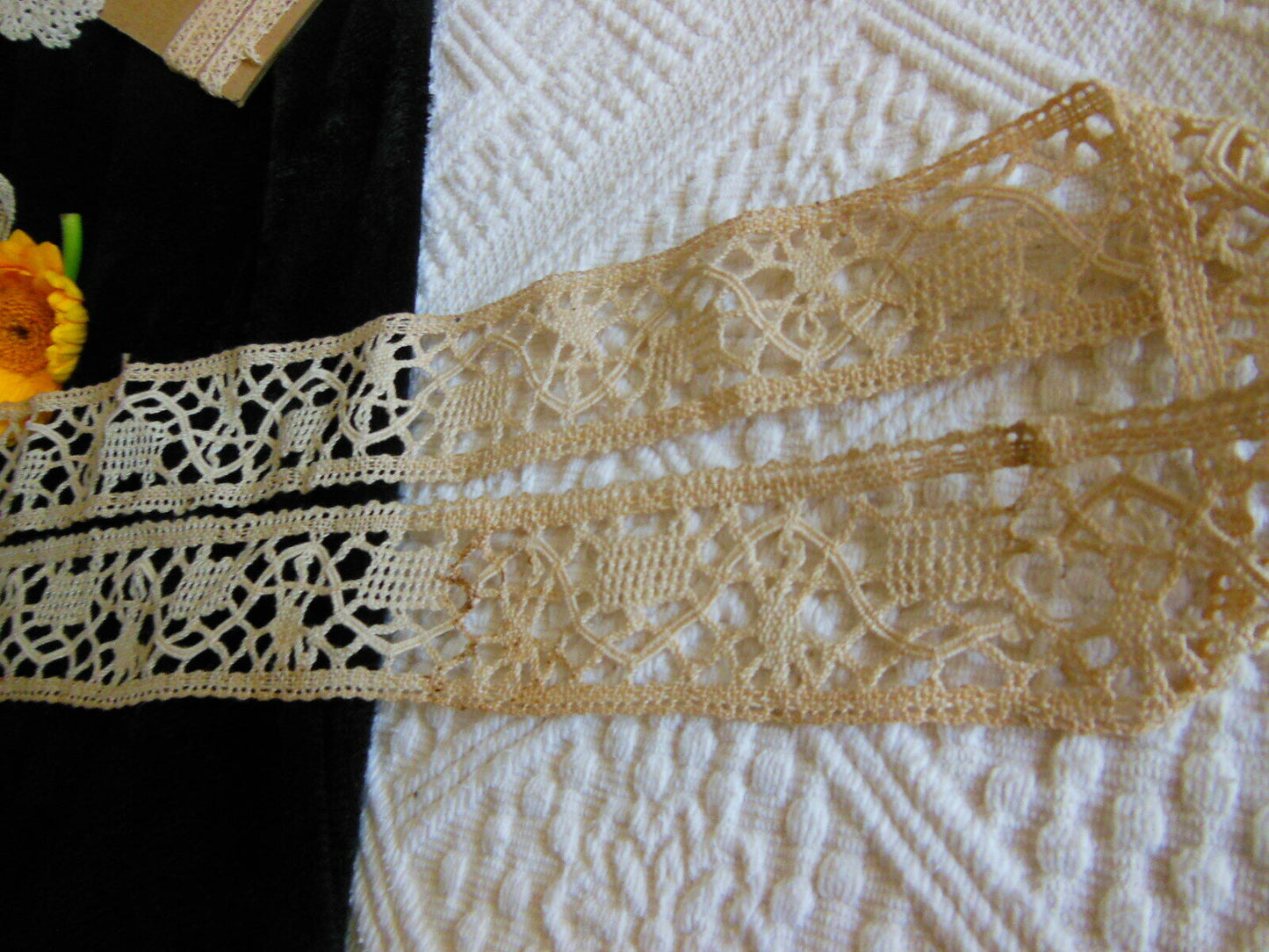 Dentelle ancienne large entre deux 80 cm sur 4 cm T1-30